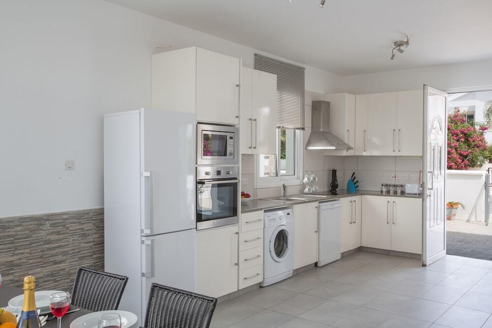 Айя-Напа: Sea front Villa Dagi (Gorgona Complex, Ayia Napa)
