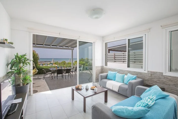 Айя-Напа: Sea front Villa Dagi (Gorgona Complex, Ayia Napa)