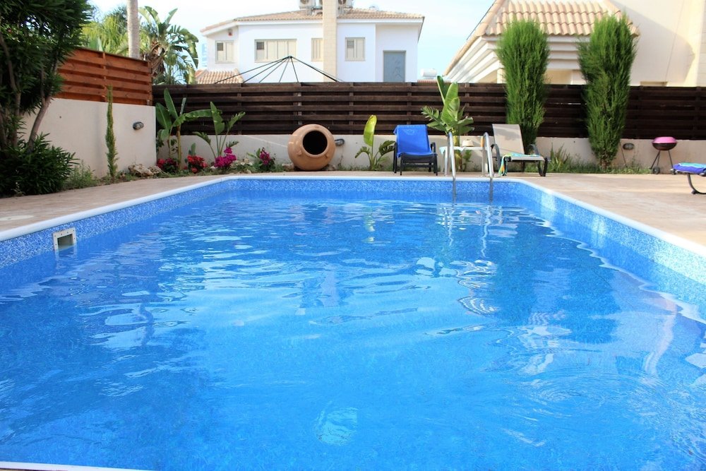 Паралимни: Villa Georgia