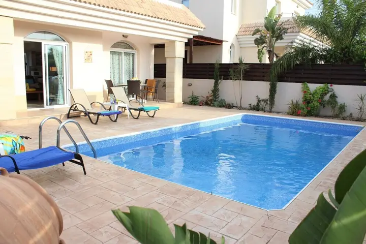 Паралимни: Villa Georgia