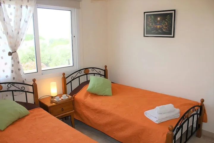 Паралимни: Villa Georgia