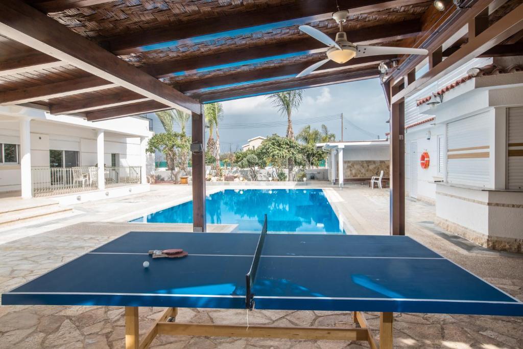 Паралимни: Papas Family Villa With Private Pool Wheelchair Accessible