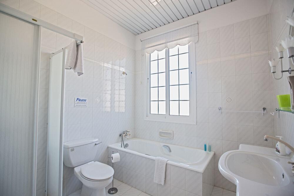Паралимни: Papas Family Villa With Private Pool Wheelchair Accessible