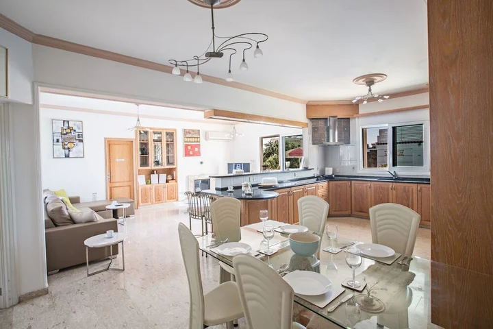 Паралимни: Papas Family Villa With Private Pool Wheelchair Accessible