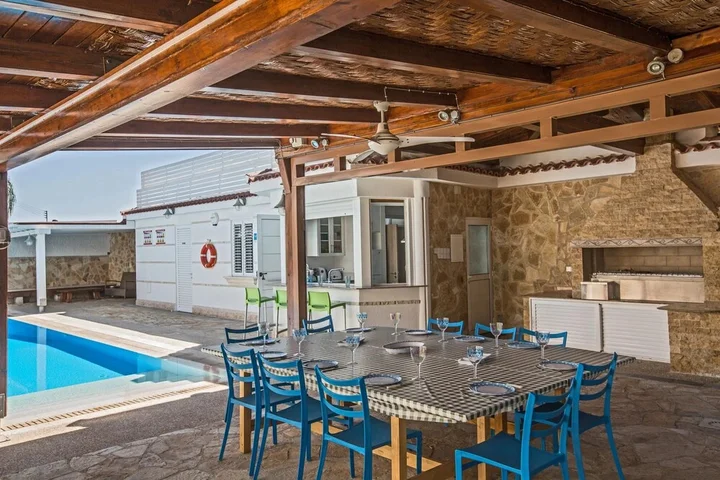 Паралимни: Papas Family Villa With Private Pool Wheelchair Accessible