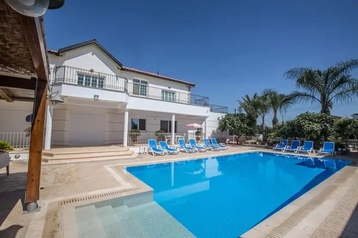 Паралимни: Papas Family Villa With Private Pool Wheelchair Accessible
