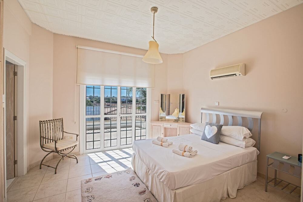 Паралимни: Papas Family Villa With Private Pool Wheelchair Accessible