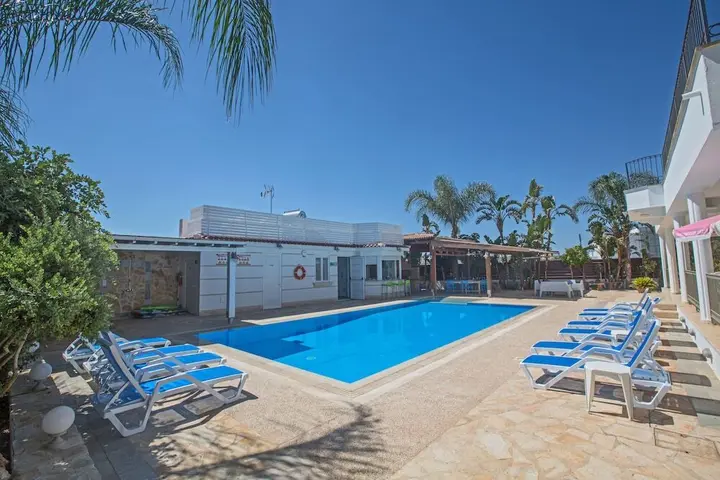 Паралимни: Papas Family Villa With Private Pool Wheelchair Accessible