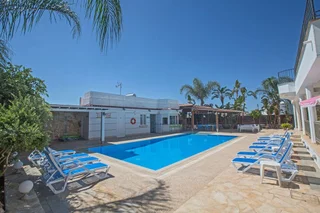 Паралимни: Papas Family Villa With Private Pool Wheelchair Accessible