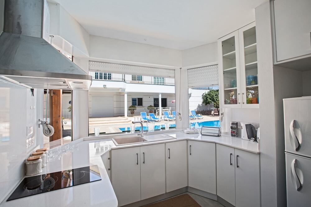 Паралимни: Papas Family Villa With Private Pool Wheelchair Accessible