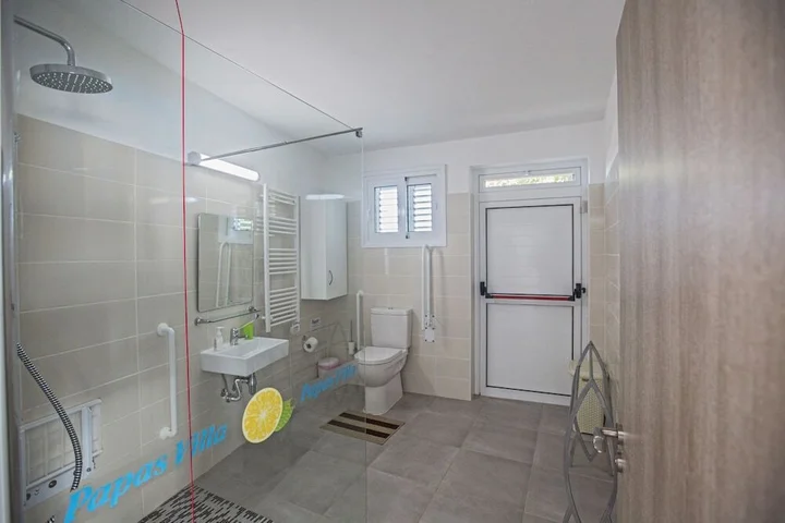 Паралимни: Papas Family Villa With Private Pool Wheelchair Accessible