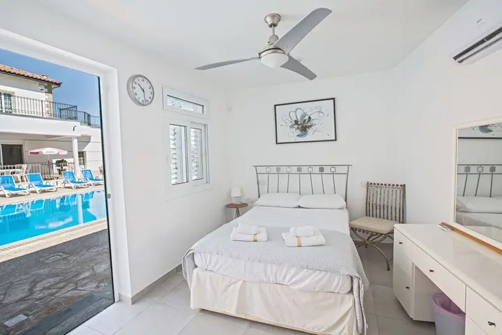 Паралимни: Papas Family Villa With Private Pool Wheelchair Accessible