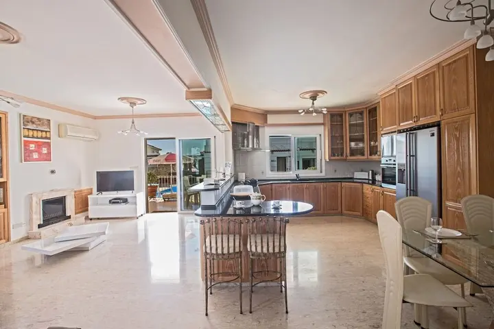 Паралимни: Papas Family Villa With Private Pool Wheelchair Accessible