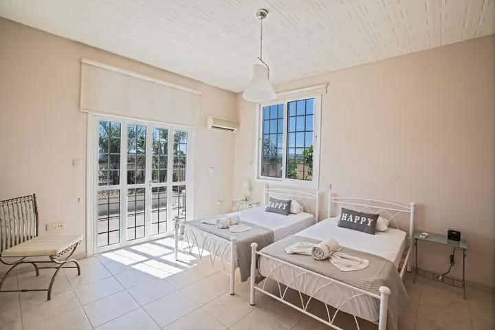 Паралимни: Papas Family Villa With Private Pool Wheelchair Accessible