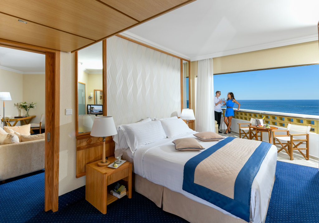 Пафос: Отель Constantinou Bros Athena Royal Beach
