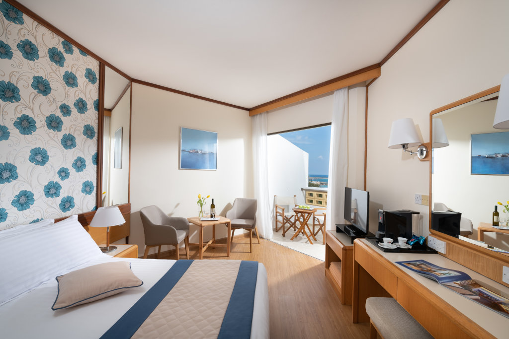 Пафос: Отель Constantinou Bros Athena Royal Beach