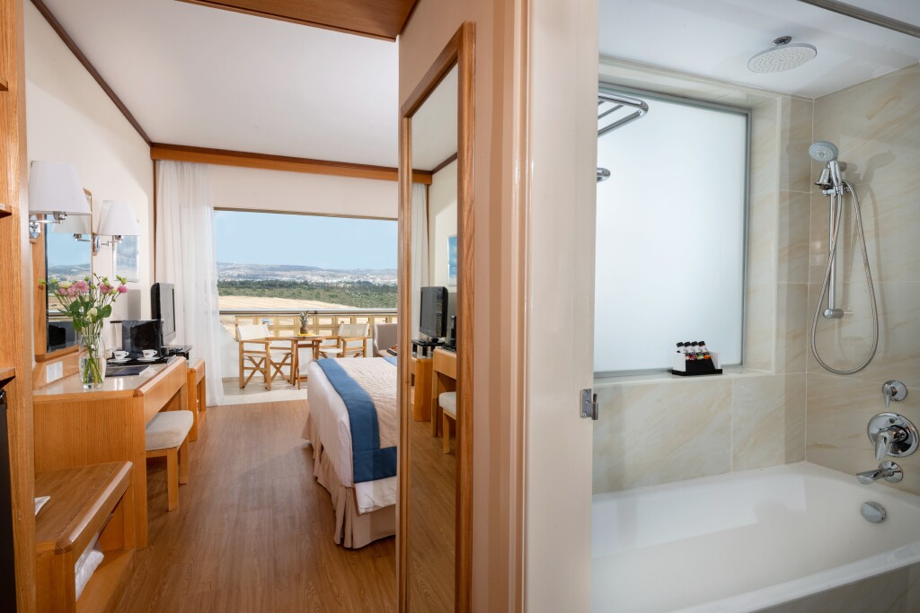 Пафос: Отель Constantinou Bros Athena Royal Beach