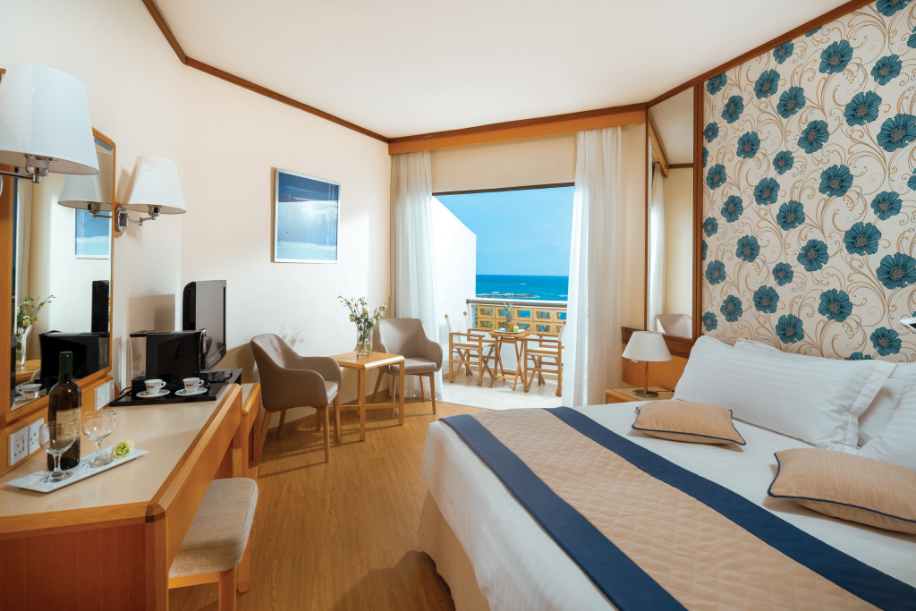Пафос: Отель Constantinou Bros Athena Royal Beach