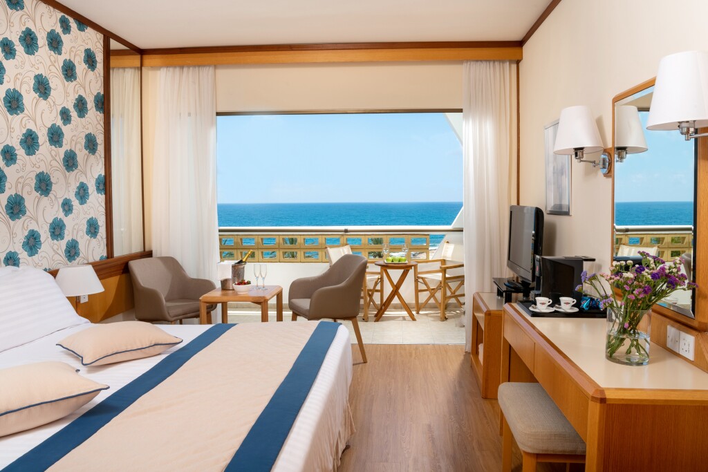 Пафос: Отель Constantinou Bros Athena Royal Beach