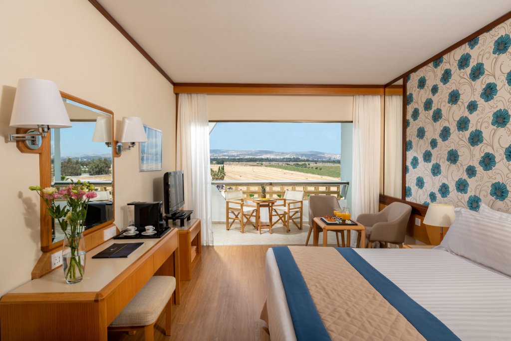 Пафос: Отель Constantinou Bros Athena Royal Beach