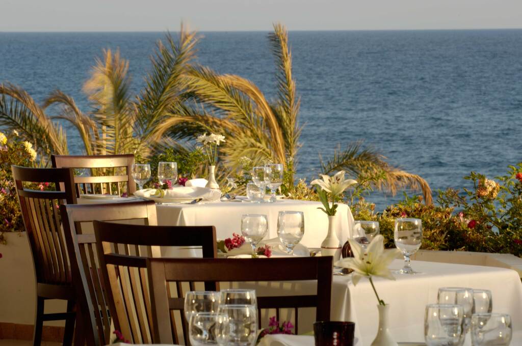 Пафос: Отель Constantinou Bros Athena Royal Beach