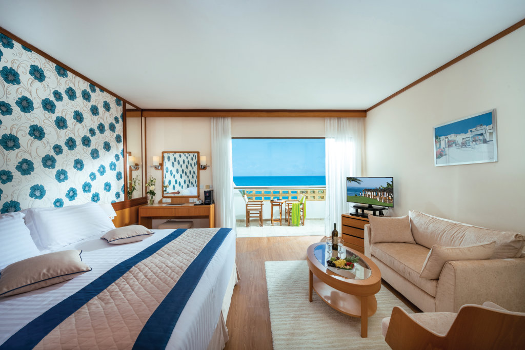 Пафос: Отель Constantinou Bros Athena Royal Beach