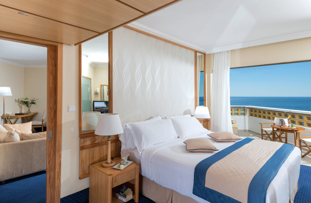 Пафос: Отель Constantinou Bros Athena Royal Beach