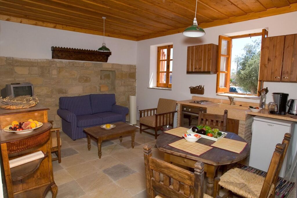 Точни: Eveleos Country House