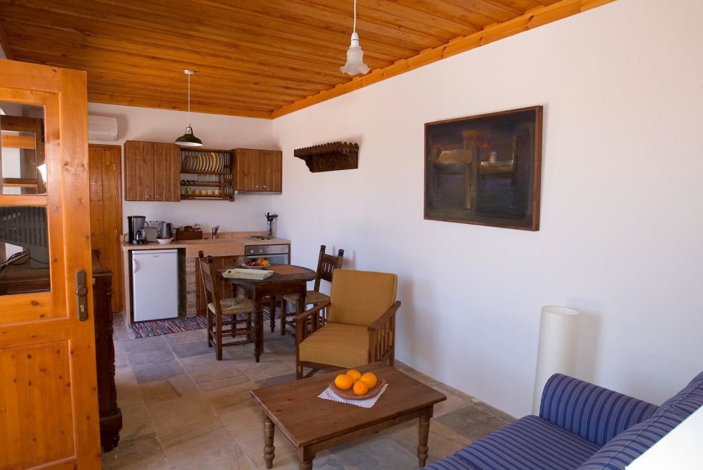 Точни: Eveleos Country House