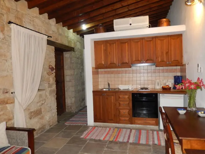 Айос-Атанасиос: Nikis House