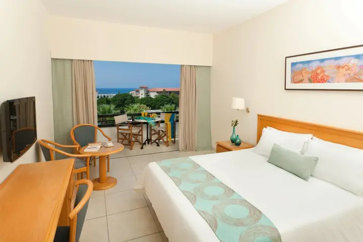 Пафос: Avanti Hotel
