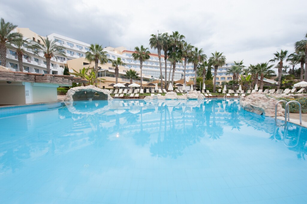 Хлорака: St. George Beach Hotel & Spa Resort