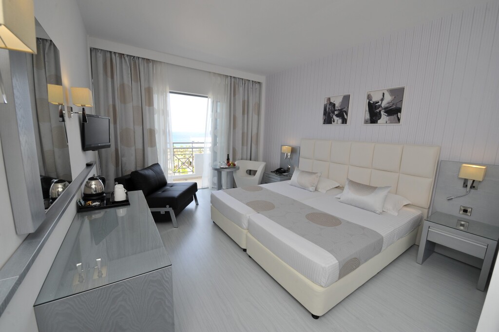 Хлорака: St. George Beach Hotel & Spa Resort