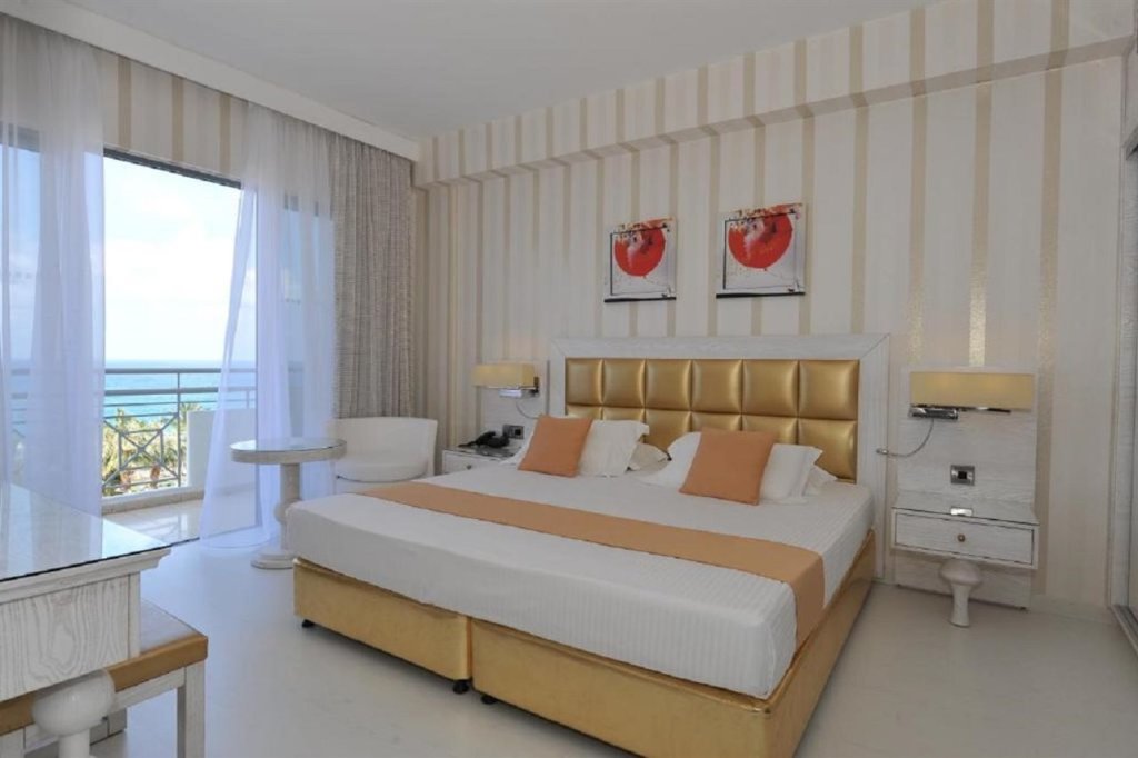 Хлорака: St. George Beach Hotel & Spa Resort