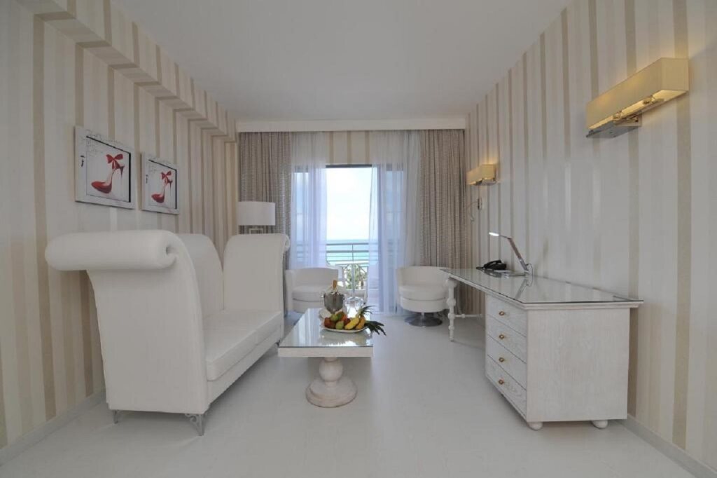Хлорака: St. George Beach Hotel & Spa Resort