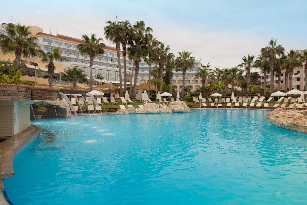 Хлорака: St. George Beach Hotel & Spa Resort