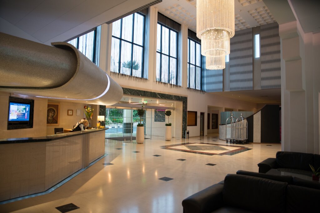 Хлорака: St. George Beach Hotel & Spa Resort