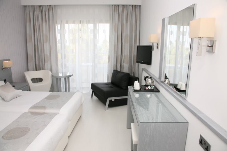 Хлорака: St. George Beach Hotel & Spa Resort