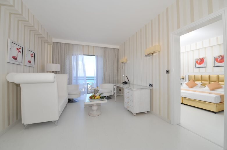 Хлорака: St. George Beach Hotel & Spa Resort