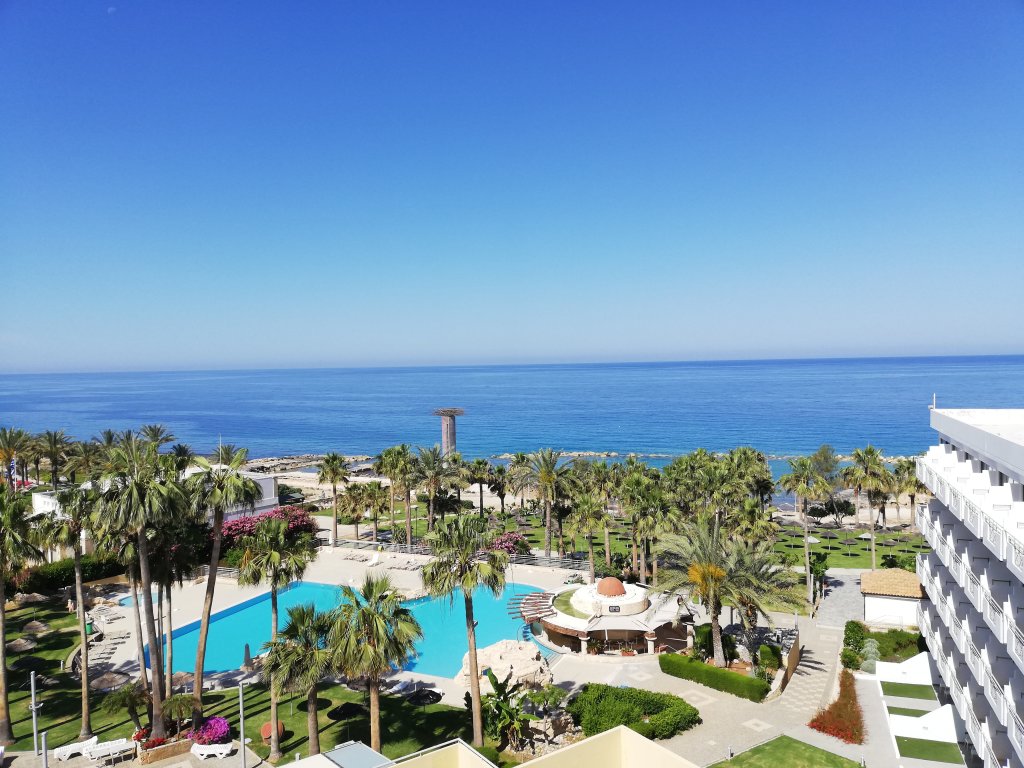 Хлорака: St. George Beach Hotel & Spa Resort