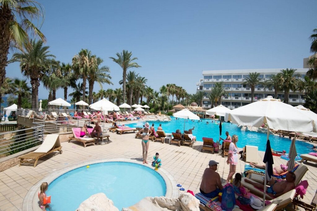 Хлорака: St. George Beach Hotel & Spa Resort