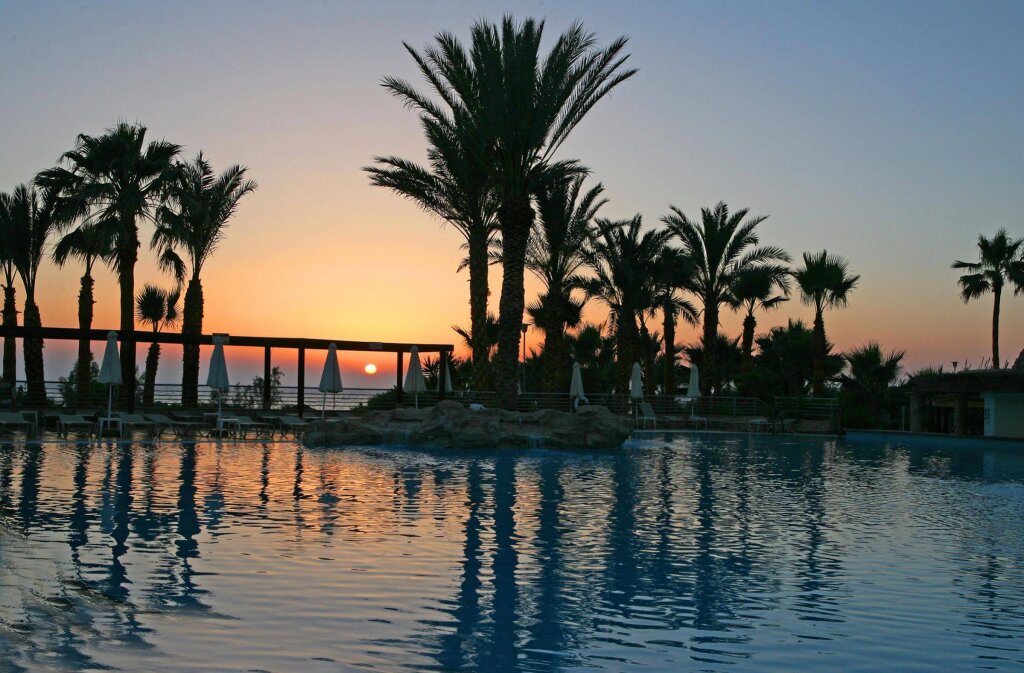 Хлорака: St. George Beach Hotel & Spa Resort