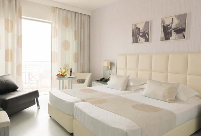 Хлорака: St. George Beach Hotel & Spa Resort