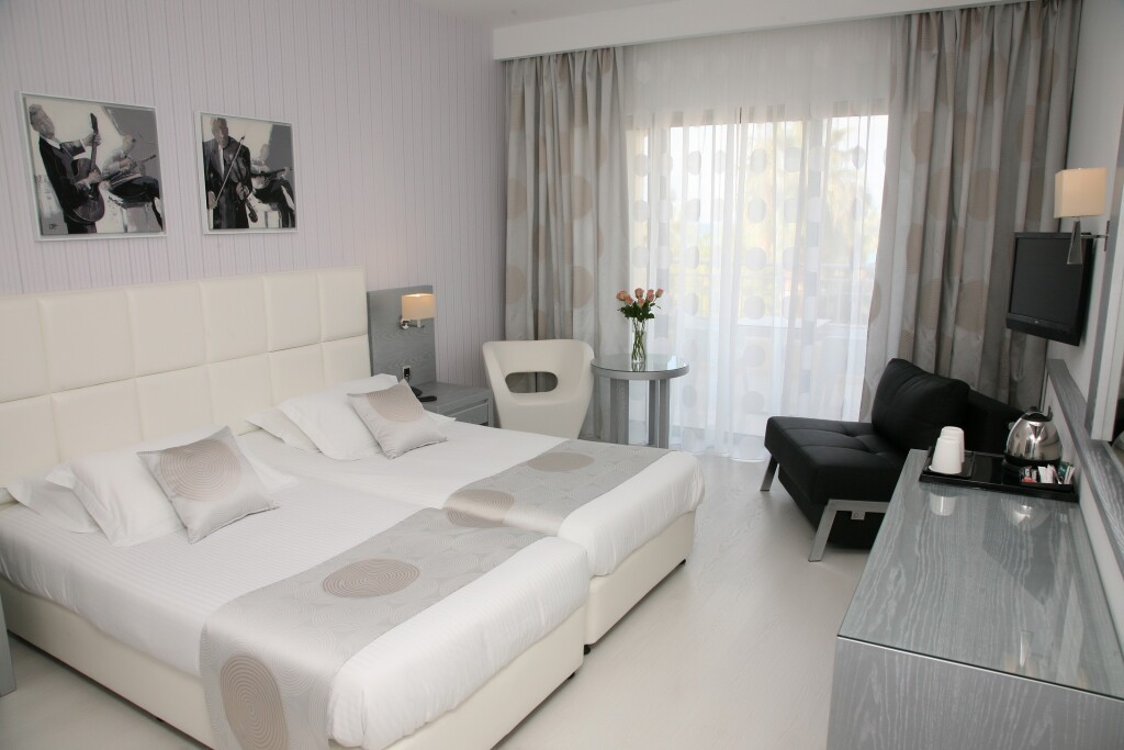 Хлорака: St. George Beach Hotel & Spa Resort