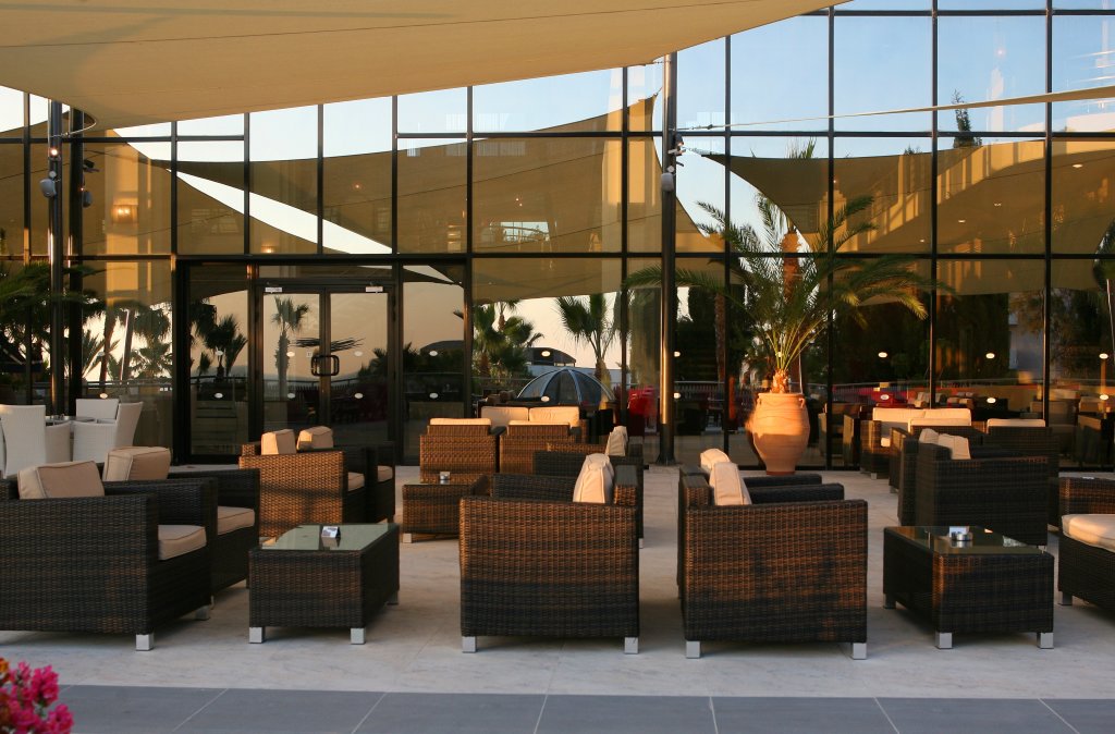 Хлорака: St. George Beach Hotel & Spa Resort