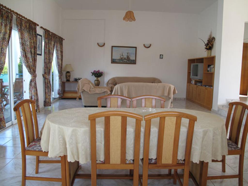 Полис Хрисохус: Chriseleni Latchi Villas