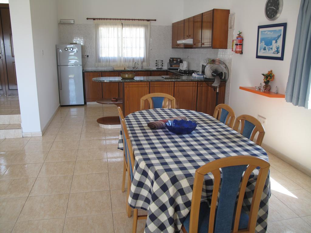 Полис Хрисохус: Chriseleni Latchi Villas