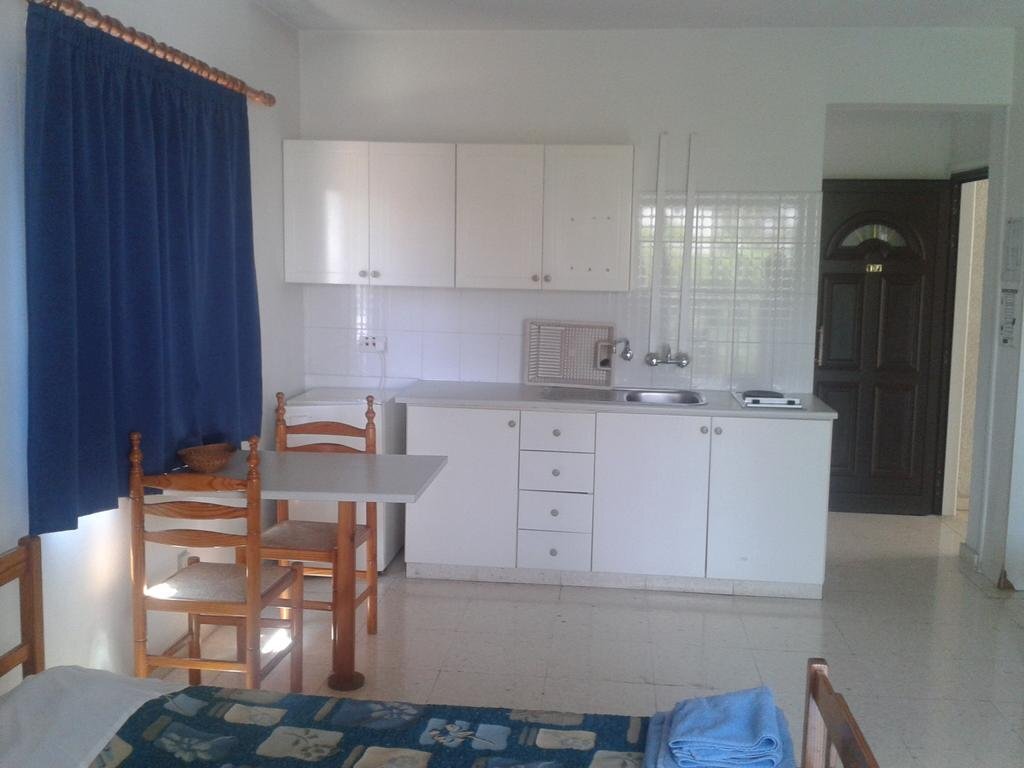 Пафос: Lefki Tree Tourist Apartments