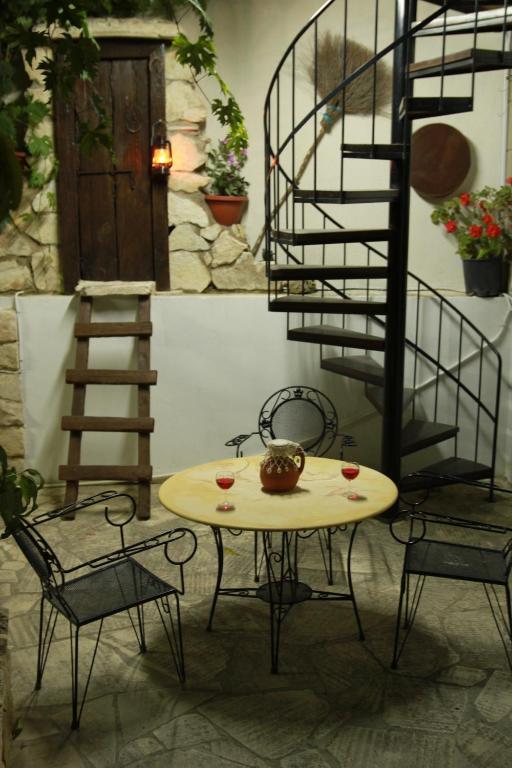 Стени: Rose Garden Villa Peristerona