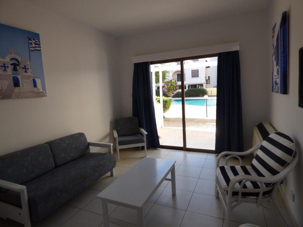 Паралимни: Amore Hotel Apartments